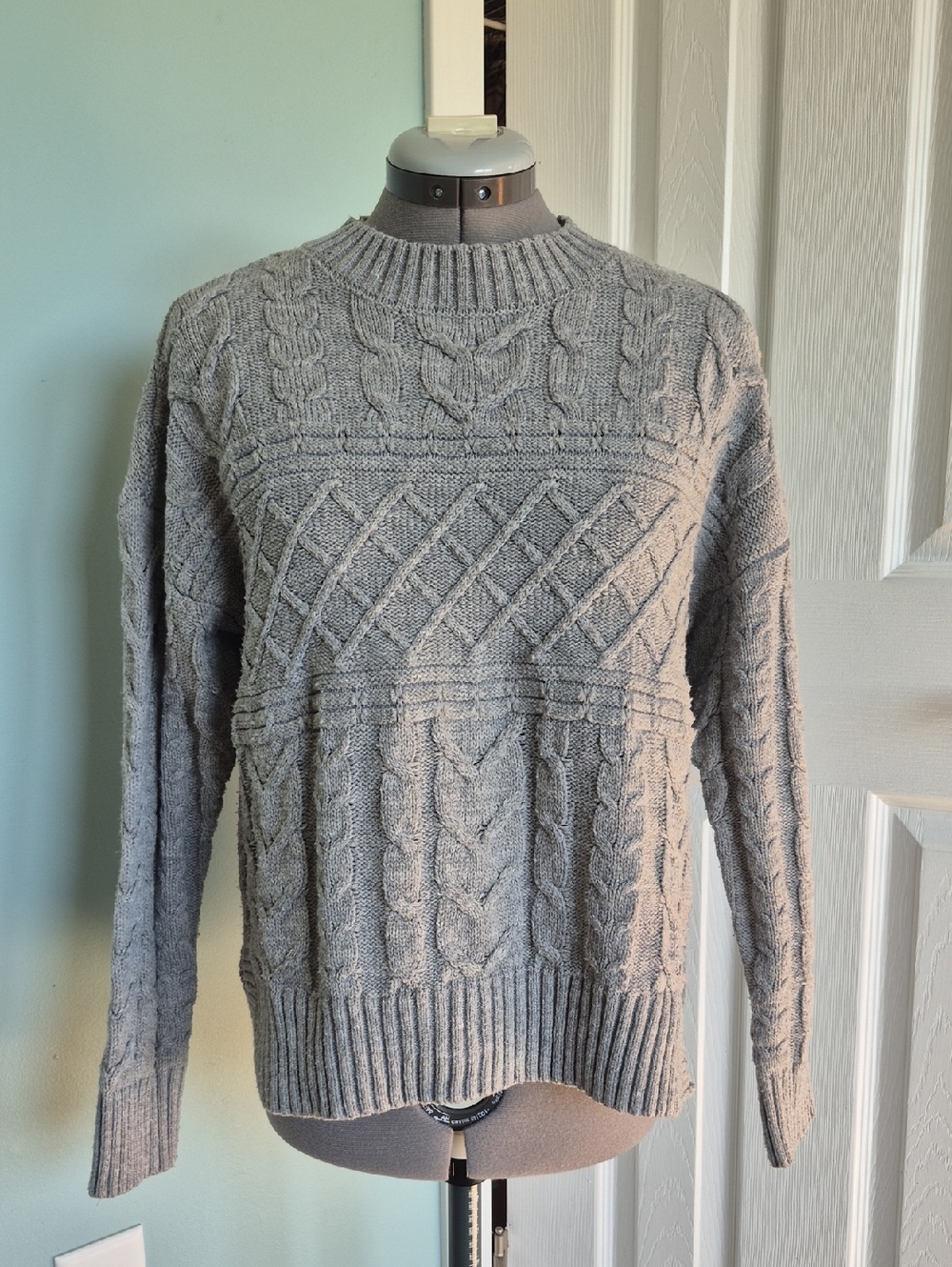 Time and Tru Light Gray Cable Ribbed Knit Sweater Siz3 M 8 - 10